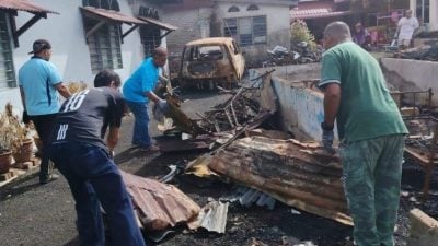 汉都亚再也市会应要求   助村民清理火灾现场