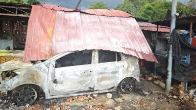甘榜巴当民宅大火    轿车摩托烧成废铁