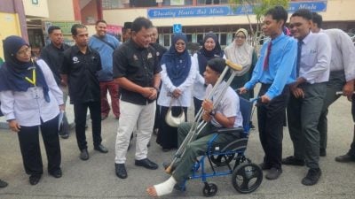 分别在100考场   甲逾1.3万学生考SPM