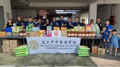 甲中总送暖弱势   访3团体赠物资