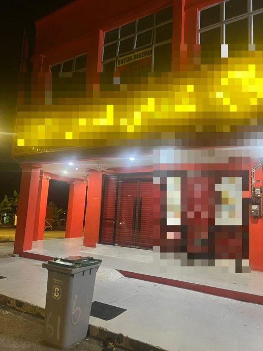 (古城版)男子佯装顾客在金店夺走金饰