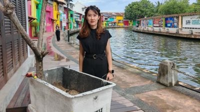 甲市板底街旁沿河走道   花盆当垃圾桶 碍市容