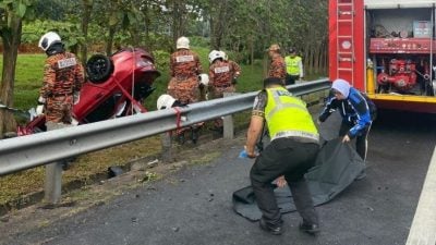 车失控撞防撞杆翻覆   兄重创死弟伤