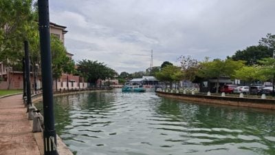 防洪沟清理1周又堆积垃圾 市民忧涨潮致闪电水灾