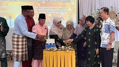 敦法蒂玛中六学院 6教师荣休场面感人