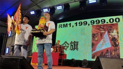 士兰道青龙宫宴庆神诞 令旗标价近120万引轰动