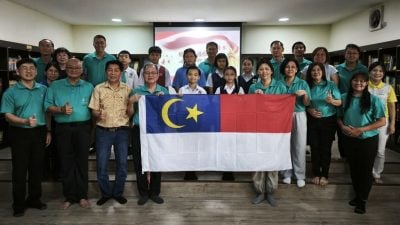 华小演讲笔试赛授旗礼   甲代表团整装待发