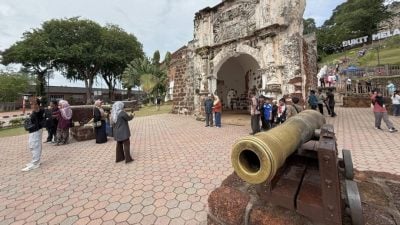 古城门大炮倒塌修复了  恢复原貌游客尽兴拍照