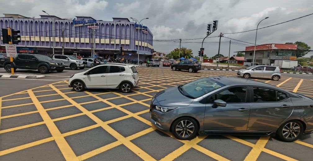 (古城第三版主文)吉里望巴当知甲路的妮华娜花园路口设交通灯,解决交通混乱及意外问题