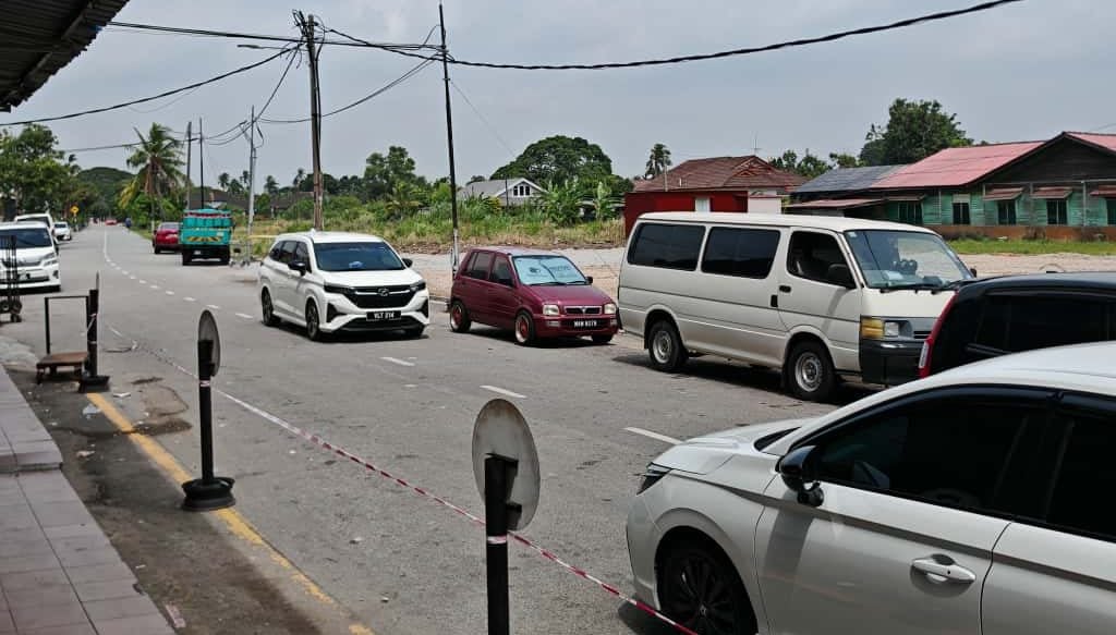 (古城第三版主文)吉里望巴当知甲路的妮华娜花园路口设交通灯,解决交通混乱及意外问题