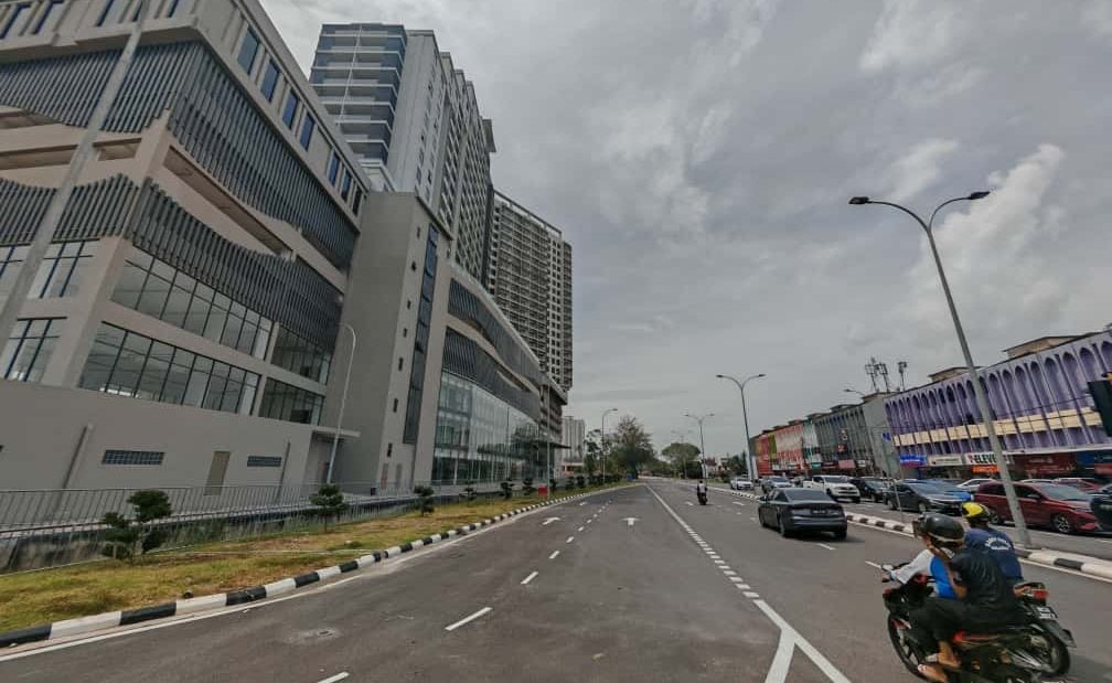 (古城第三版主文)吉里望巴当知甲路的妮华娜花园路口设交通灯,解决交通混乱及意外问题