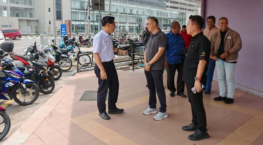 (古城第三版主文)吉里望巴当知甲路的妮华娜花园路口设交通灯,解决交通混乱及意外问题