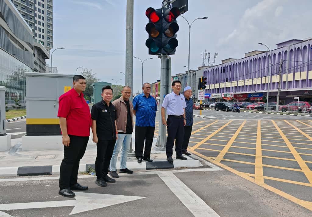 (古城第三版主文)吉里望巴当知甲路的妮华娜花园路口设交通灯,解决交通混乱及意外问题