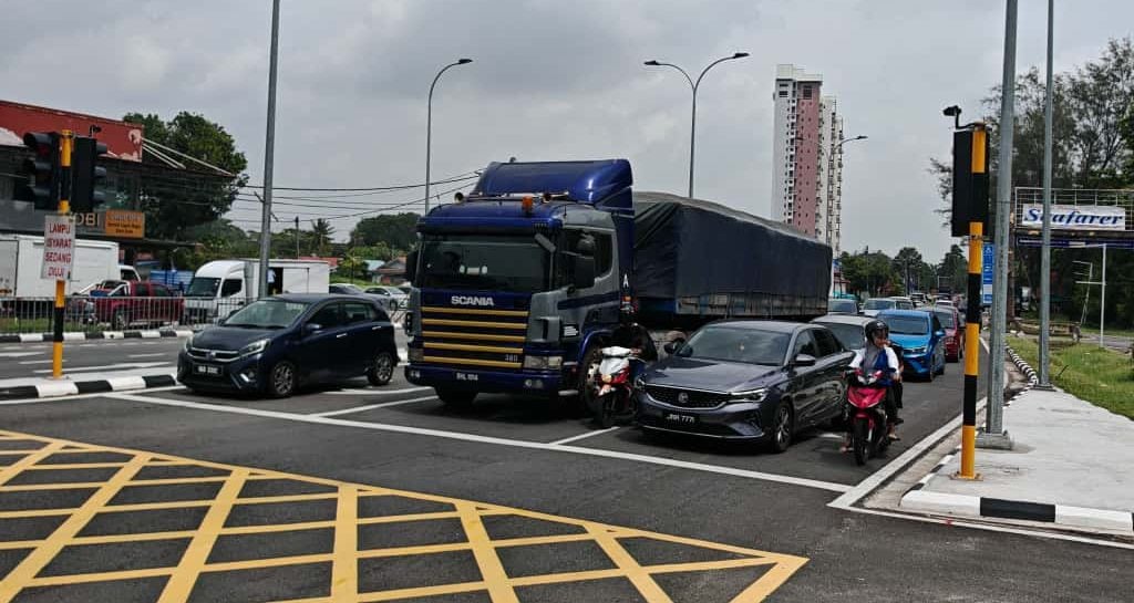 (古城第三版主文)吉里望巴当知甲路的妮华娜花园路口设交通灯,解决交通混乱及意外问题