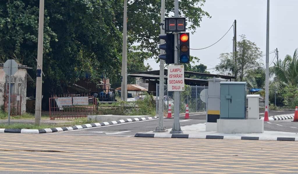 (古城第三版主文)吉里望巴当知甲路的妮华娜花园路口设交通灯,解决交通混乱及意外问题