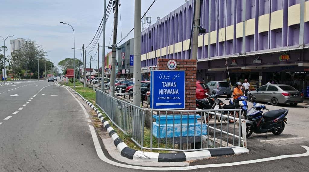 (古城第三版主文)吉里望巴当知甲路的妮华娜花园路口设交通灯,解决交通混乱及意外问题