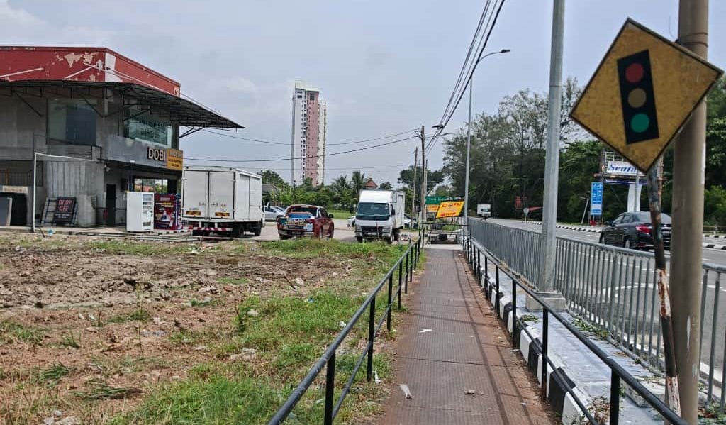 (古城第三版主文)吉里望巴当知甲路的妮华娜花园路口设交通灯,解决交通混乱及意外问题