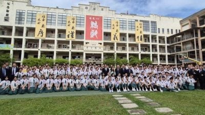培中骊歌响起   250人毕业迈新征途