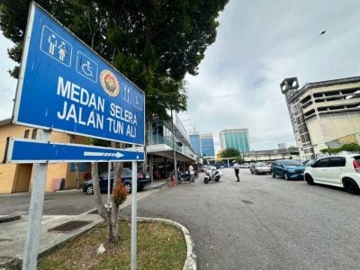 敦阿里美食中心交通乱   乱停车阻视线 易肇祸