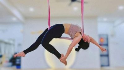 【带你去找爱】林慧连从地面练到空中   练瑜伽 越练越轻盈