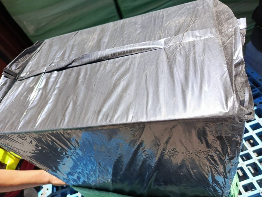 (古城第二版主文)不法集团“家具配件”假申报 甲关税局起获732万走私烟