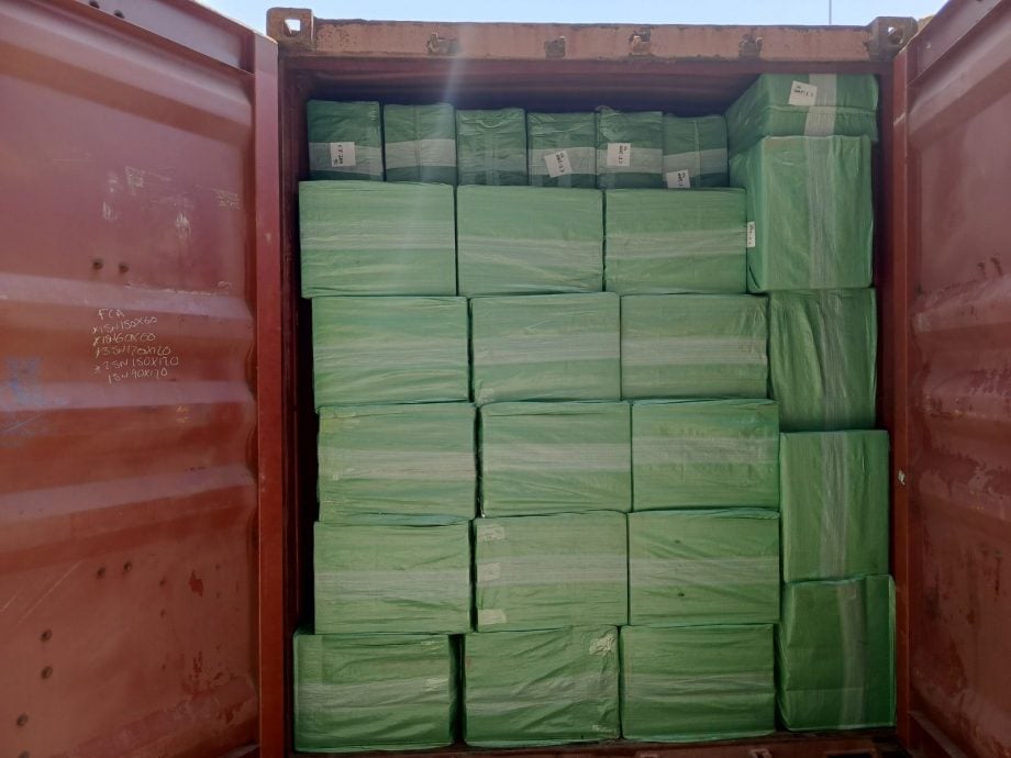 (古城第二版主文)不法集团“家具配件”假申报 甲关税局起获732万走私烟