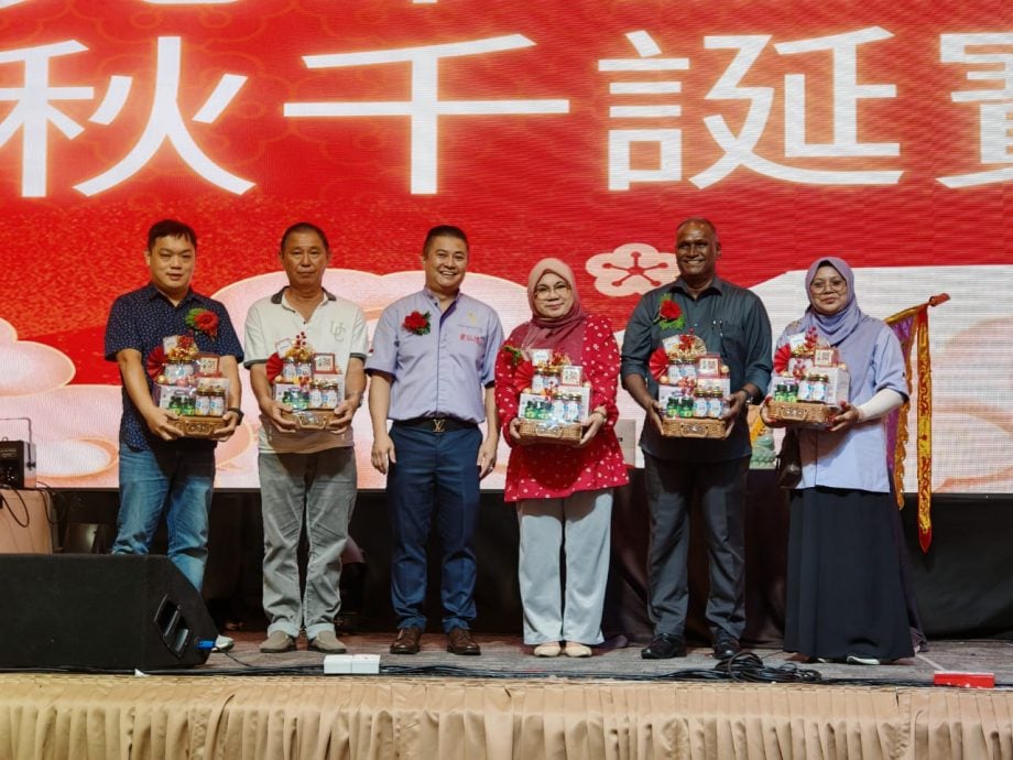 (古城第六版主文)三大民族一同进行“敬酒”仪式,展现我国民族和谐一面