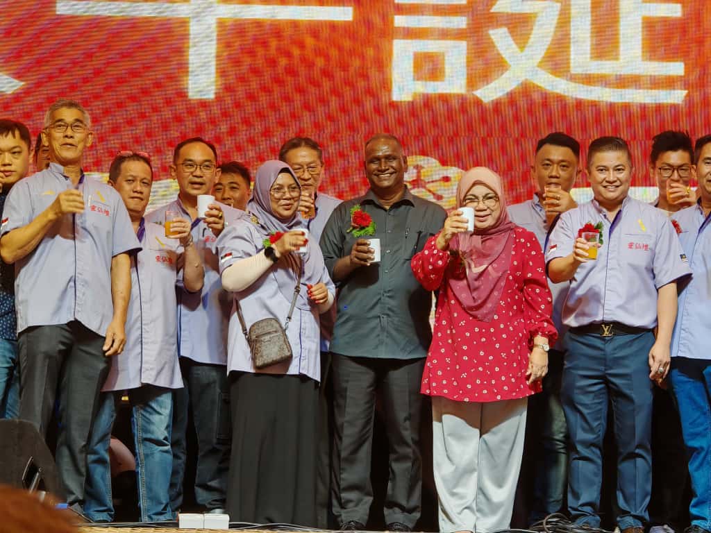 (古城第六版主文)三大民族一同进行“敬酒”仪式,展现我国民族和谐一面