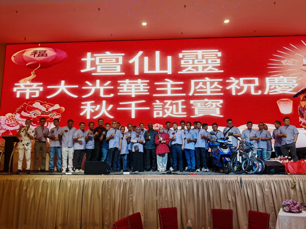 (古城第六版主文)三大民族一同进行“敬酒”仪式,展现我国民族和谐一面