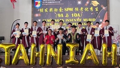 甲公教中学骊歌响起 142学生毕业了