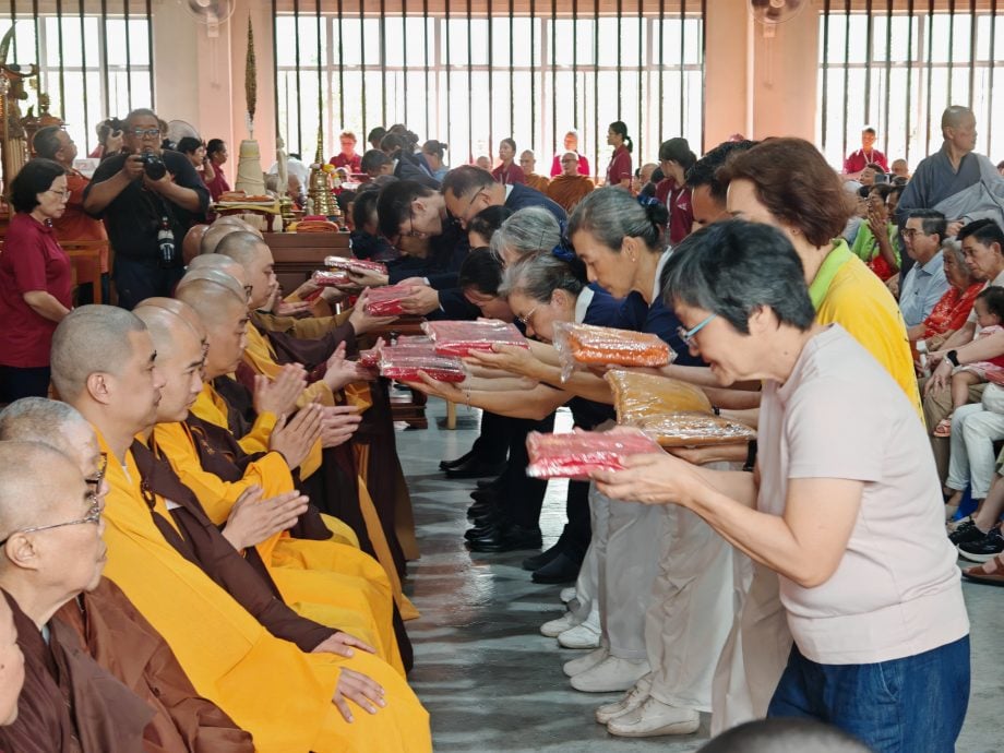 （古城第六版主文／签发）逾千人参与供袈裟法会