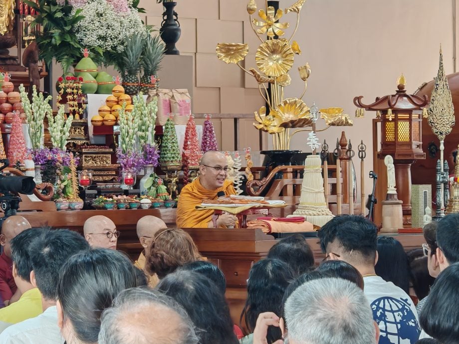 （古城第六版主文／签发）逾千人参与供袈裟法会