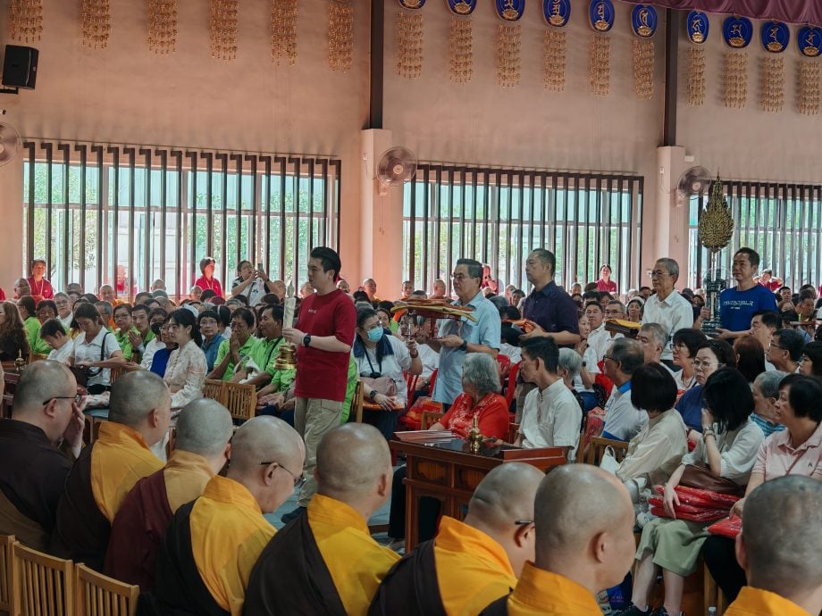 （古城第六版主文／签发）逾千人参与供袈裟法会