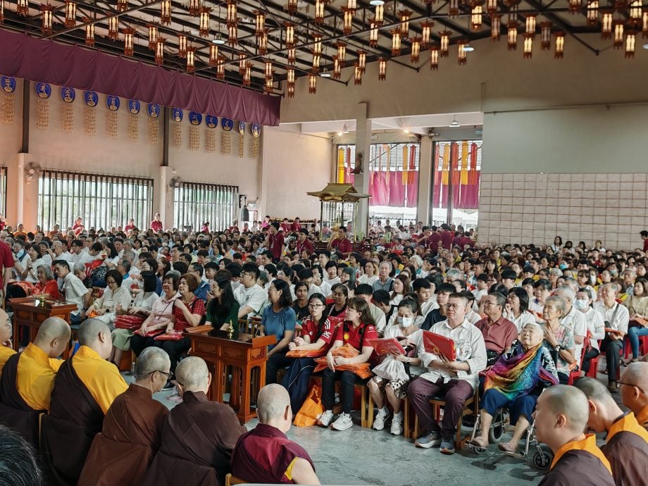 （古城第六版主文／签发）逾千人参与供袈裟法会