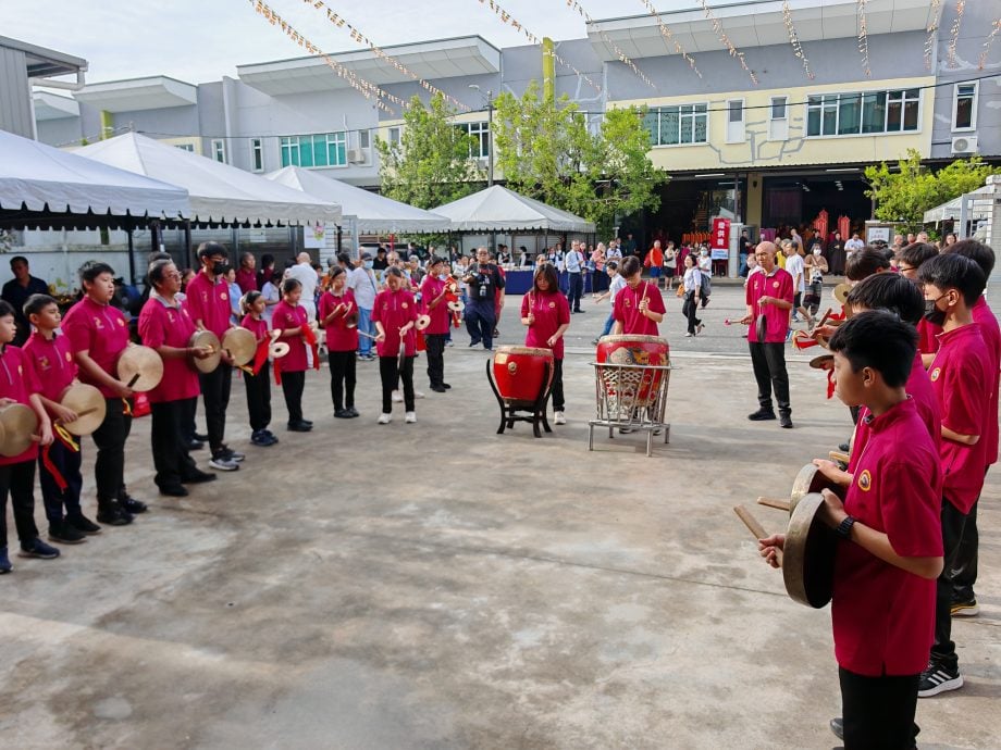 （古城第六版主文／签发）逾千人参与供袈裟法会