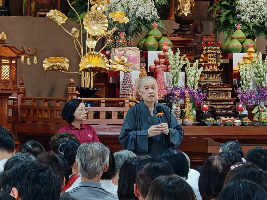 （古城第六版主文／签发）逾千人参与供袈裟法会