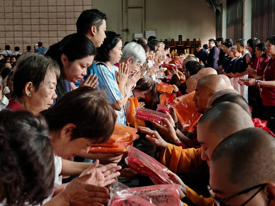 （古城第六版主文／签发）逾千人参与供袈裟法会