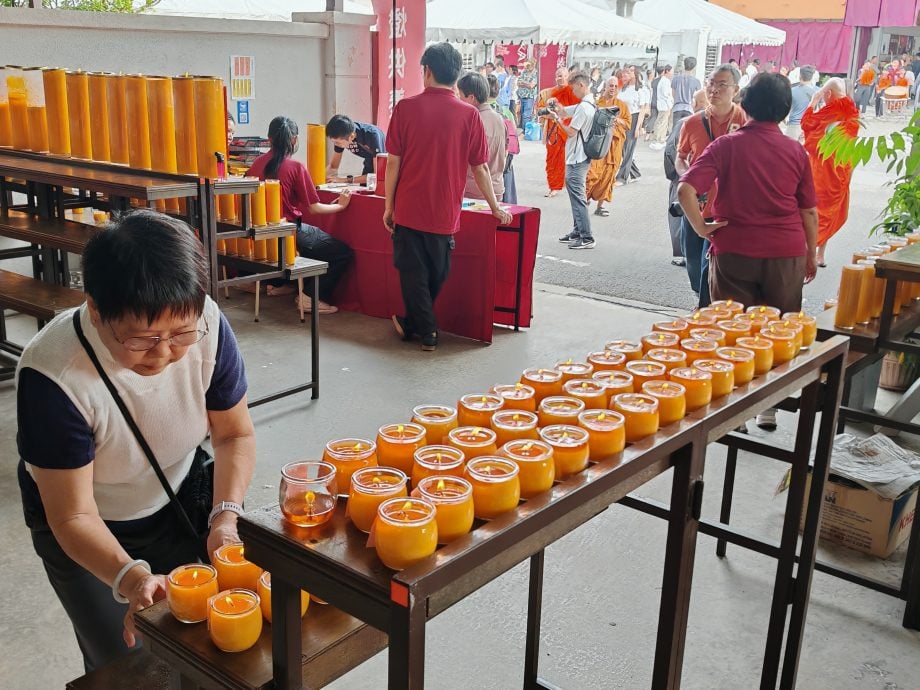 （古城第六版主文／签发）逾千人参与供袈裟法会