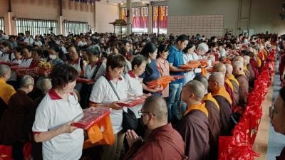 逾千善信150僧团齐聚  卡蒂娜袈裟供养会庄严