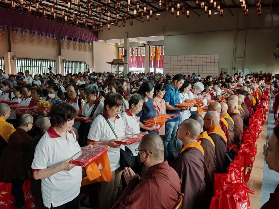 （古城第六版主文／签发）逾千人参与供袈裟法会