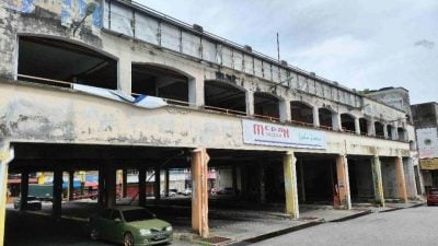 迁走后卫生问题无人理   普镇旧巴士站如“弃婴”