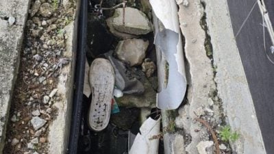 马六甲拉也9路及8路   沟盖压毁排水管速处理