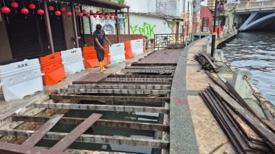 甲沿河走道展开提升工程   木板换洋灰 更安全耐用