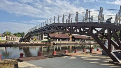 扶手围栏未安装存隐患 刘志俍促跨河人行桥速完工