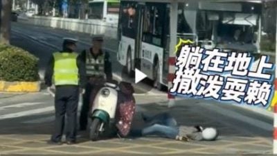 犯规女子躺地撒野   交警耐心规劝 因材施教