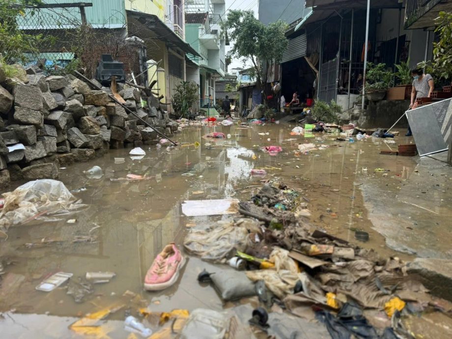 (图辑)水流湍急淹没屋顶 越南中部洪灾很严重