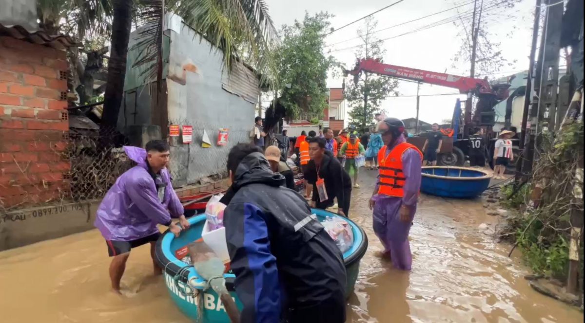 (图辑)水流湍急淹没屋顶 越南中部洪灾很严重