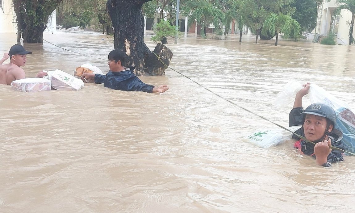 (图辑)水流湍急淹没屋顶 越南中部洪灾很严重