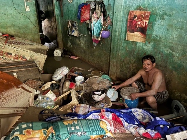 (图辑)水流湍急淹没屋顶 越南中部洪灾很严重