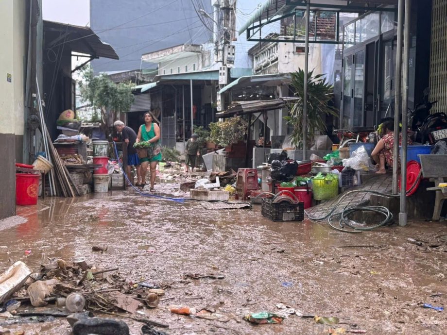 (图辑)水流湍急淹没屋顶 越南中部洪灾很严重
